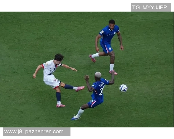 切尔西的内托俯冲头球破门!精彩瞬间背后的足球精神